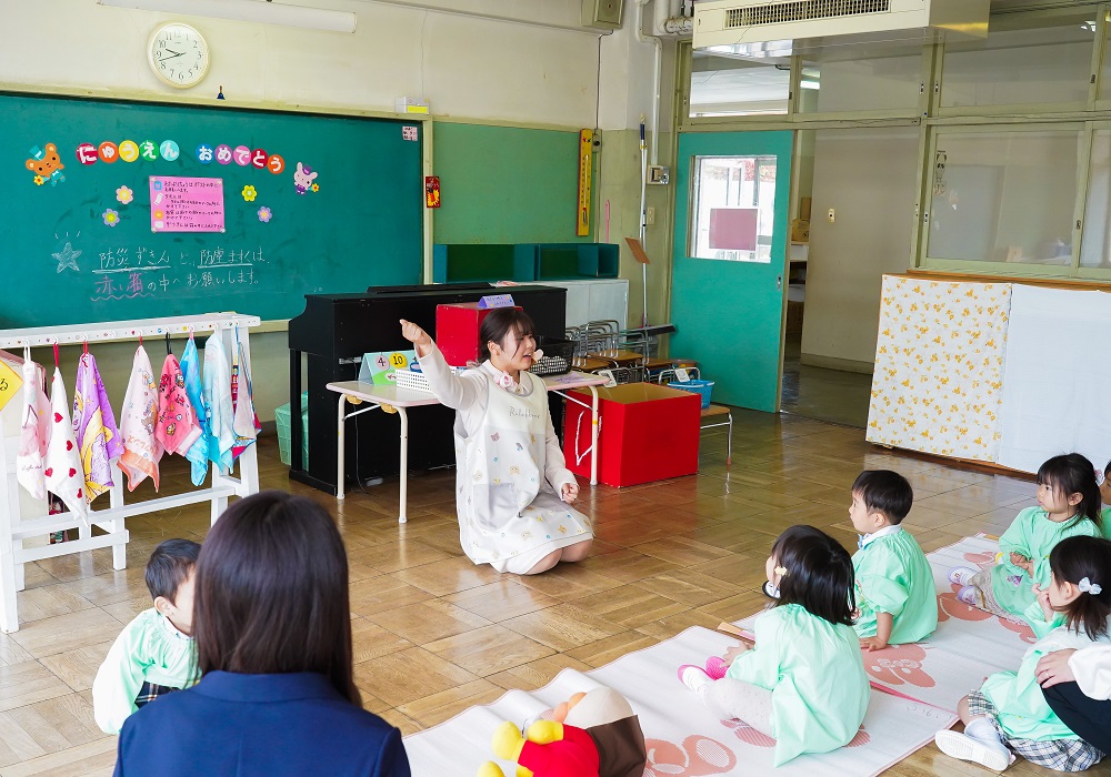 お部屋で担任の先生にはじめまして～