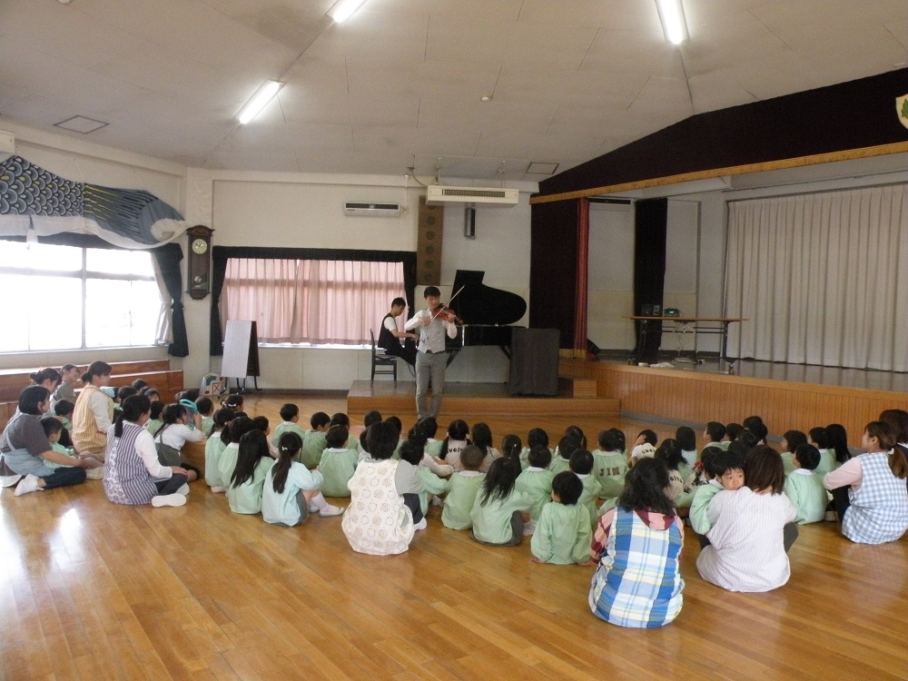 間近で演奏を聴かせて頂きました