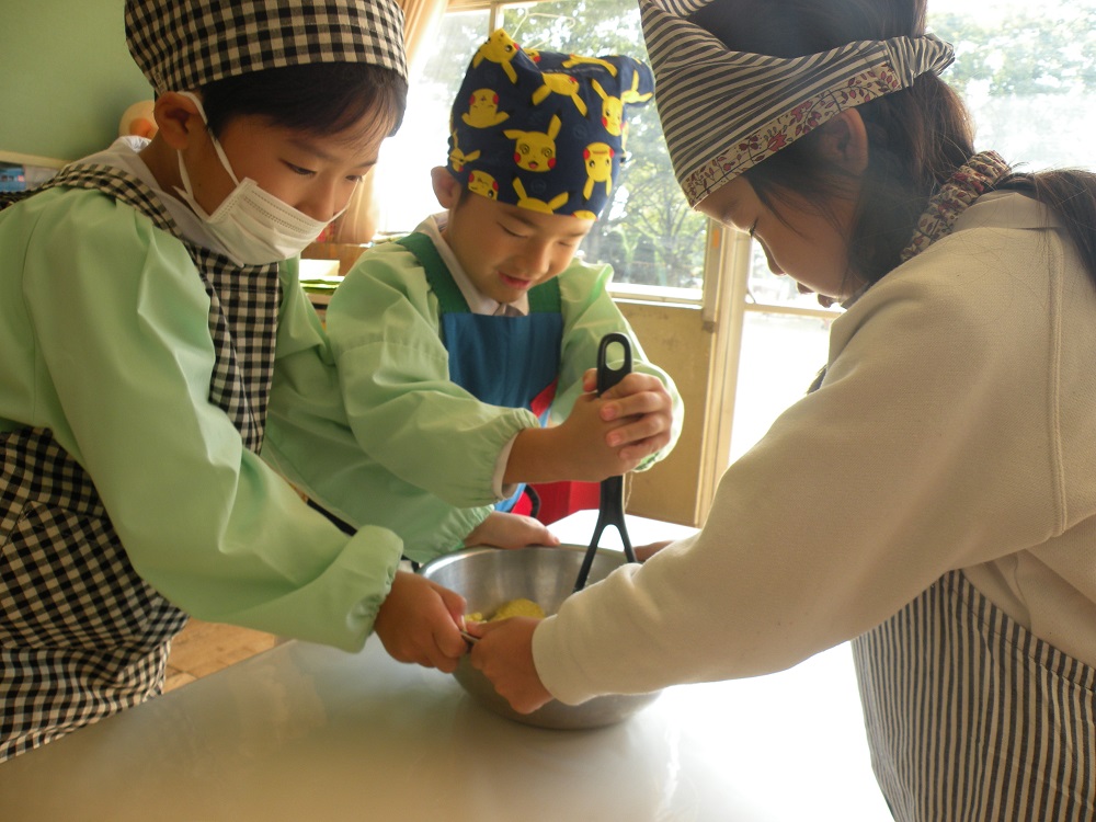 年長さんはお芋をつぶすところから作りました！順番にマッシャーで潰していきました