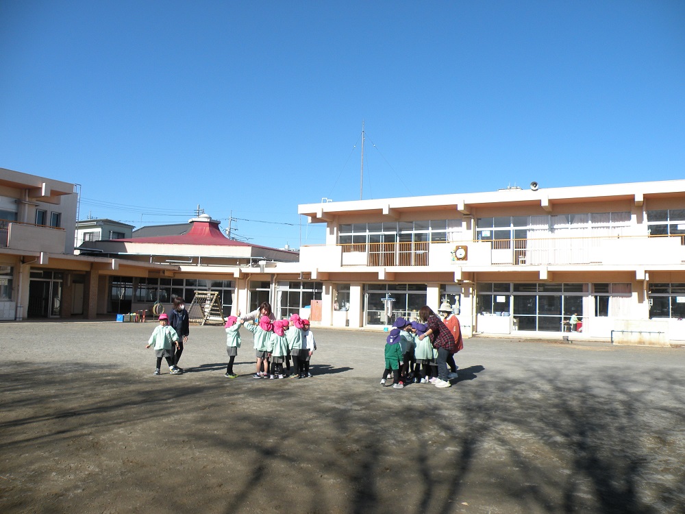 年中さんは園庭で氷鬼を楽しんでいました