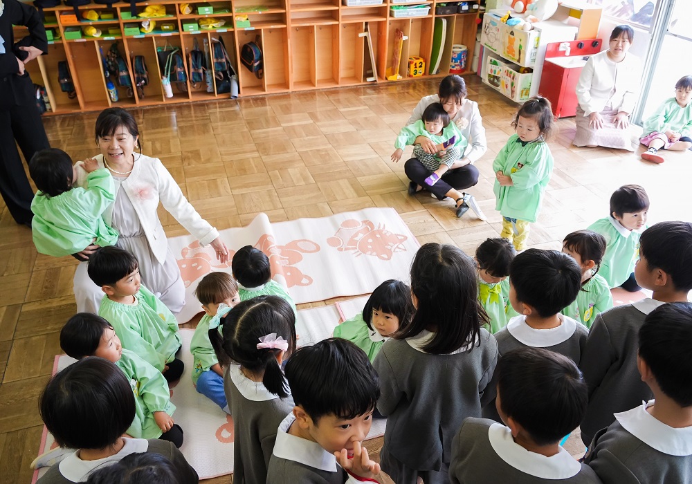 お部屋でお兄さんお姉さんから入園のプレゼントをもらいました♪