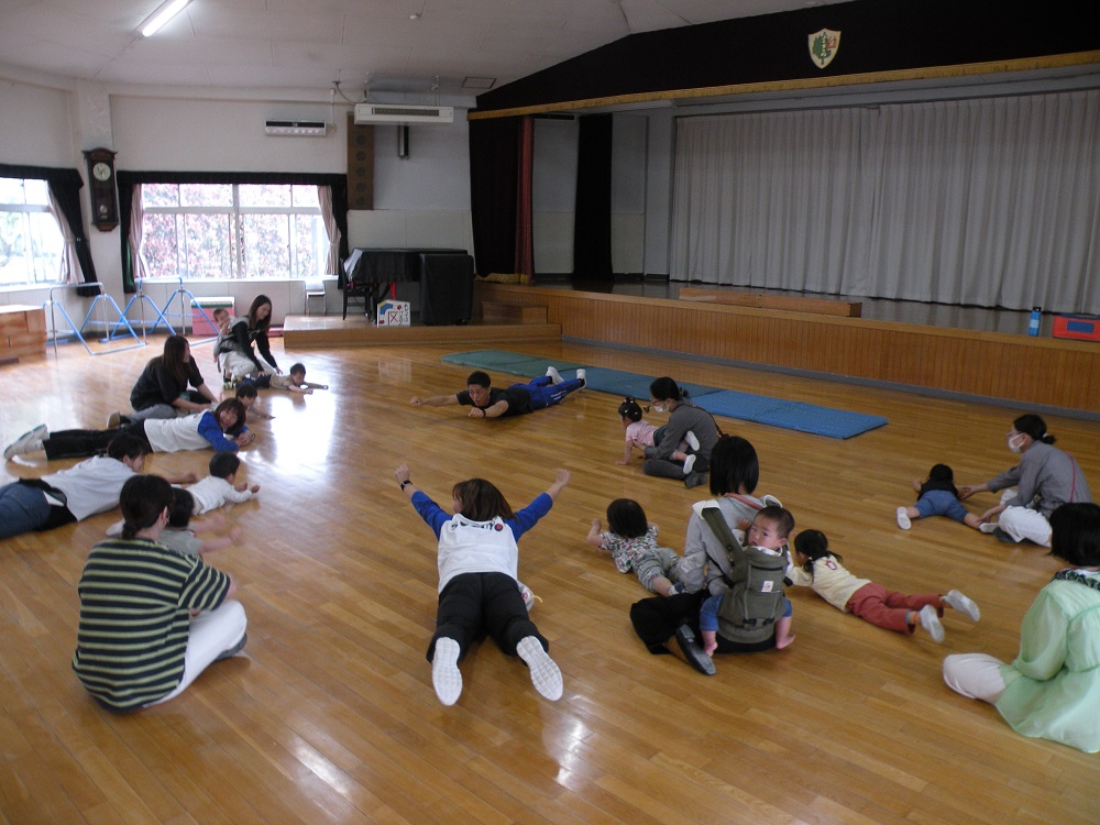 体操の先生と一緒に楽しく体を動かしました♪