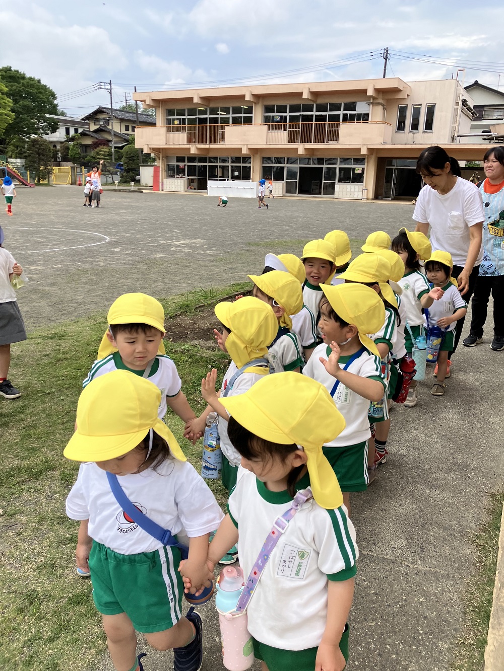 お友達と手をつないで行ってきまーす！
