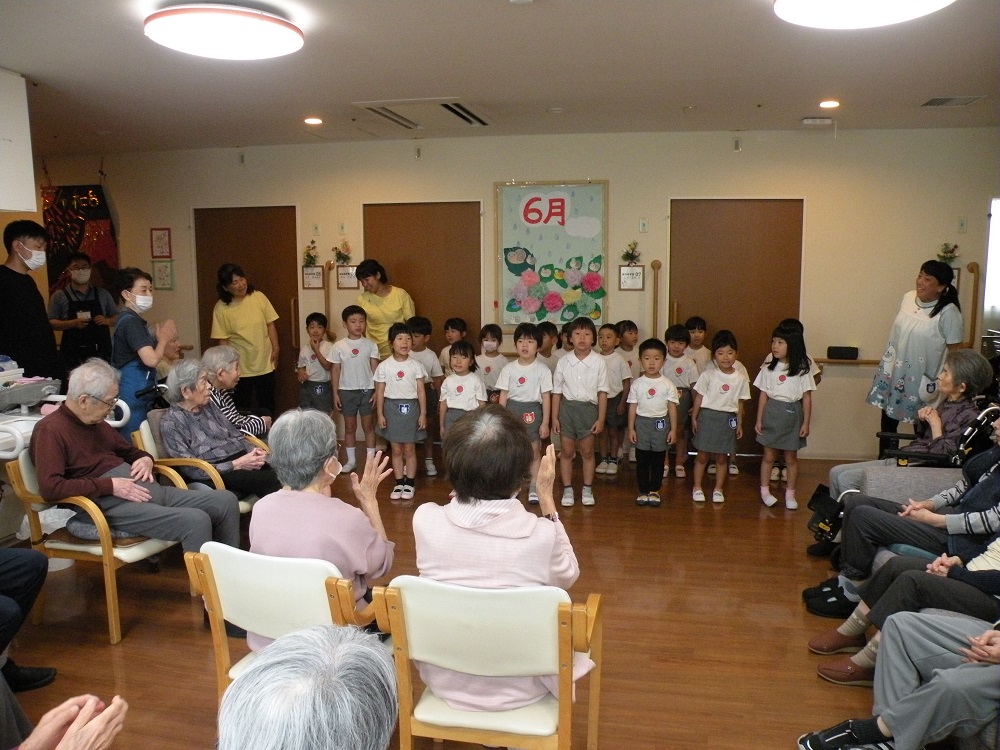 子ども達が歌や踊りを披露するたびに沢山の拍手を頂きました！